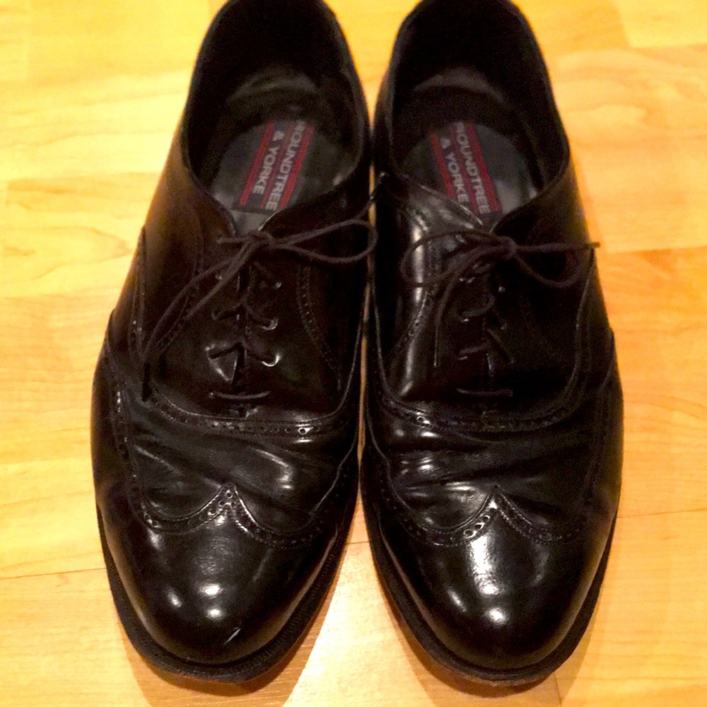$5 final offer Mens Roundtree & Yorke black size 9 dress shoes  - see pics